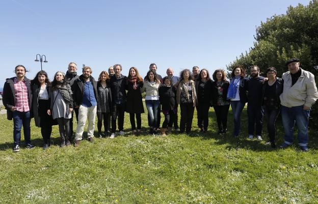 Miembros de la candidatura autonómica de Podemos, en el parque gijonés del Cabo San Lorenzo, en La Providencia. 