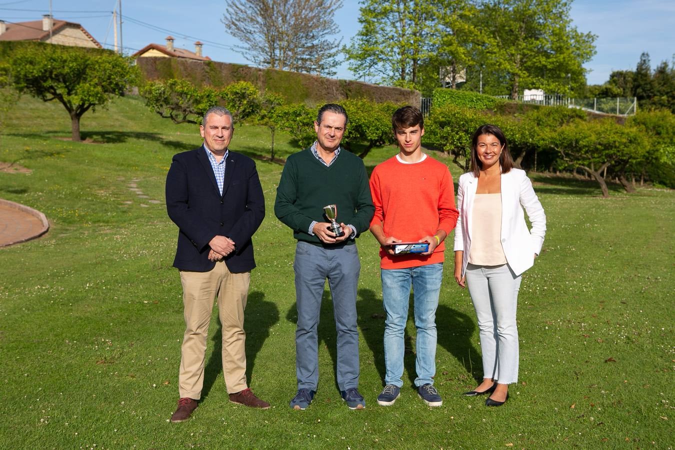 Los ganadores Carlos Luengos y Pelayo Sol, con José María Jardón y Lucía Rojo, de ABANCA.