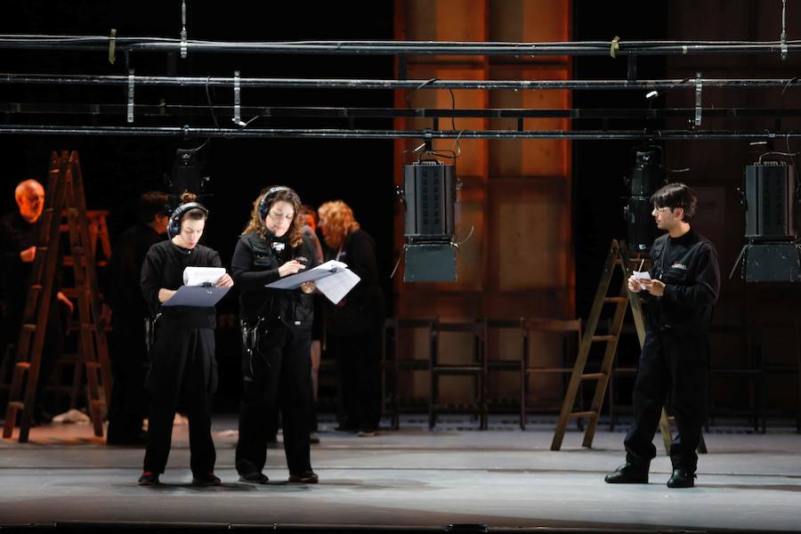 Se estrena este jueves la producción que el Teatro Campoamor ha hecho de la zarzuela 'El Dúo de la Africana', gracias al director de escena Joan Font y el director musical Miquel Ortega. La obra se podrá ver a las 20 horas del 9 al 11 de mayo.