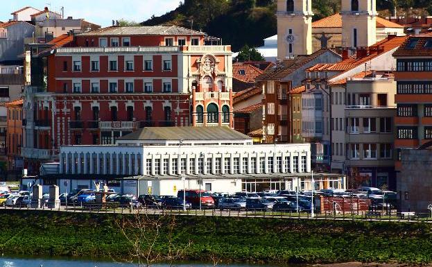 Plaza de abastos de Ribadesella, con la villa al fondo. 