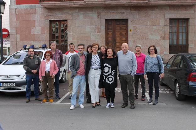 Covadonga Tomé y Paula Valero, en el centro de la imagen, ayer en Arriondas. 