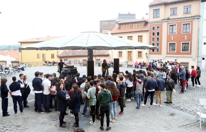 Unos 700 escolares de 23 colegios de Asturias han participado en la primera edición de 'Oviedo Trascendente', una iniciativa de la delegación Episcopal de Enseñanza del Arzobispado de Oviedo para acercar la capital a los más jóvenes desde una perspectiva diferente en la que priman la solidaridad y la cultura.