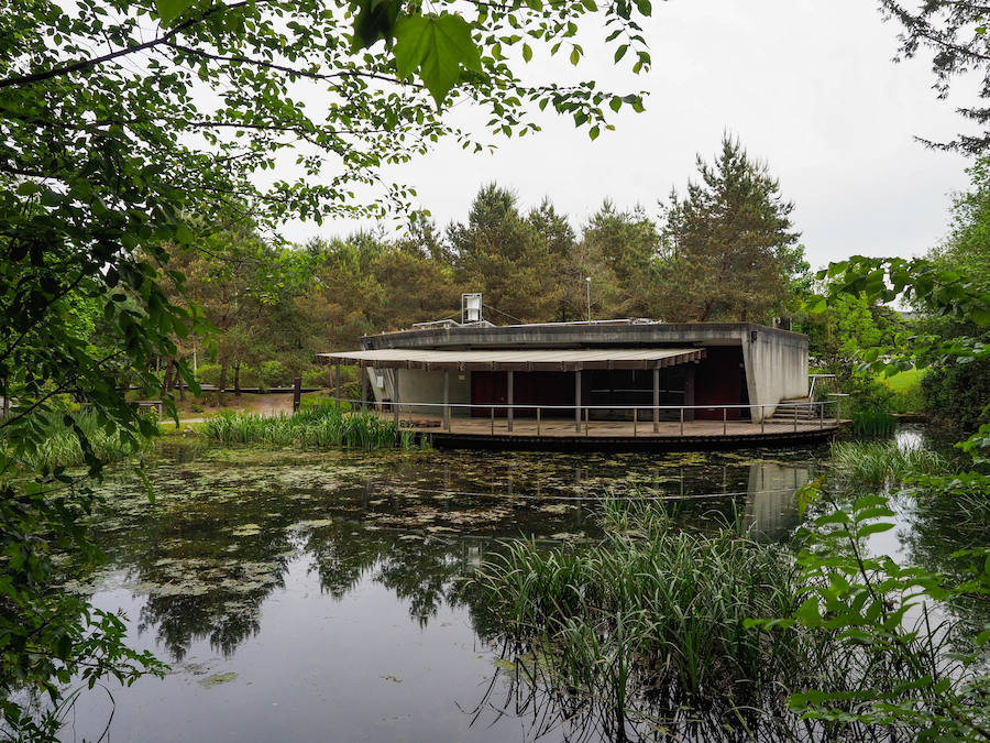 Pabellón de Linneo, muy cerca de la finca de La Isla. Cuenta, además, con una terraza semicubierta de 100 metros cuadrados, un selecto mirador sobre la laguna. 