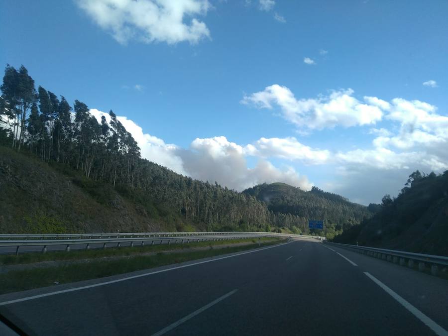 Los fuertes vientos han provocado que el humo se extendieran incluso sobre Gijón, Avilés o la ría de Villaviciosa.