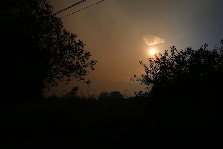 Los fuertes vientos han provocado que el humo se extendieran incluso sobre Gijón, Avilés o la ría de Villaviciosa.