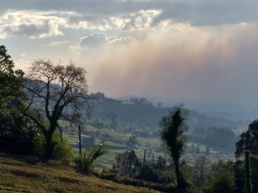 Los fuertes vientos han provocado que el humo se extendieran incluso sobre Gijón, Avilés o la ría de Villaviciosa.