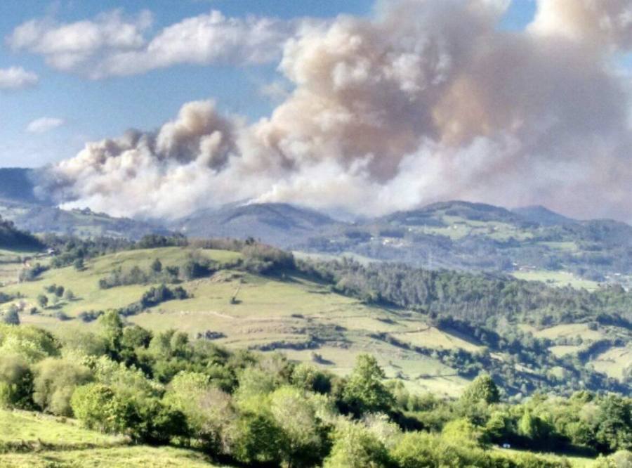 Los fuertes vientos han provocado que el humo se extendieran incluso sobre Gijón, Avilés o la ría de Villaviciosa.