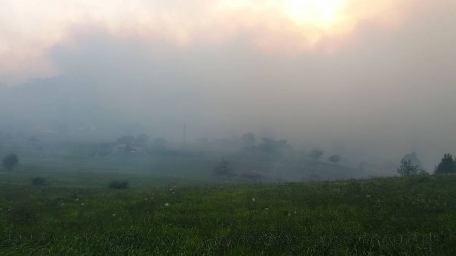 Los fuertes vientos han provocado que el humo se extendieran incluso sobre Gijón, Avilés o la ría de Villaviciosa.