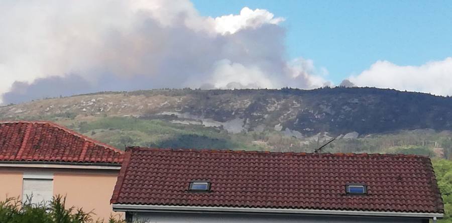 Los fuertes vientos han provocado que el humo se extendieran incluso sobre Gijón, Avilés o la ría de Villaviciosa.