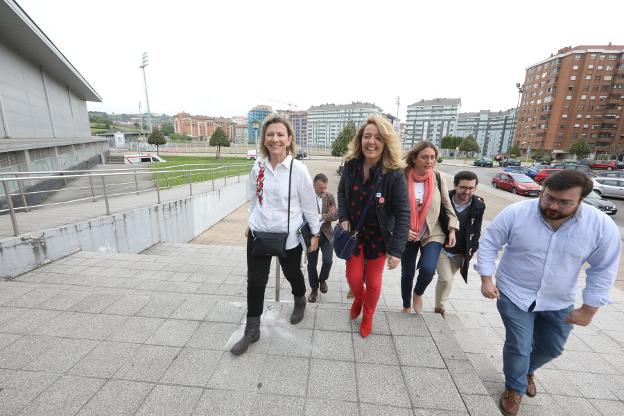 Esther Llamazares, junto a Teresa Mallada y Reyes Fernández Hurlé, a su llegada al polideportivo del Quirinal. 