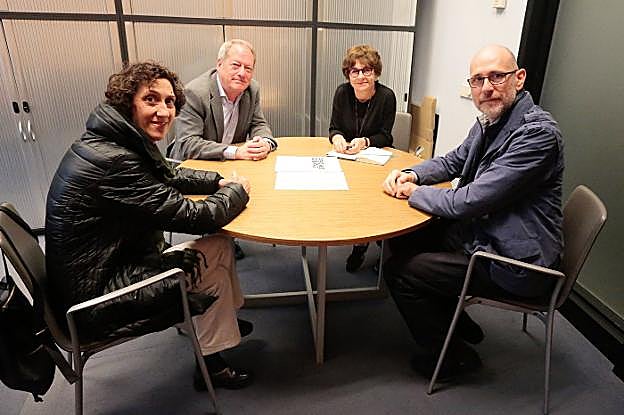 Aurelio Martín y Ana Castaño, con los Escritores Noveles. 