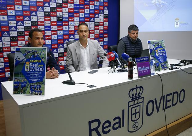 Eduardo Rergis, Gabriel Piquero y César Martín, en el acto de presentación del campus de verano del conjunto carbayón.