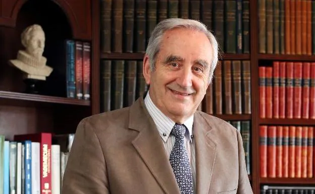 José López Sastre, en su consulta de Oviedo.