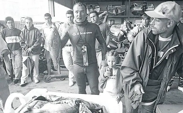 El buceador gijonés Pepe Viña, con sus capturas, durante una competición disputada en Gijón en 1997