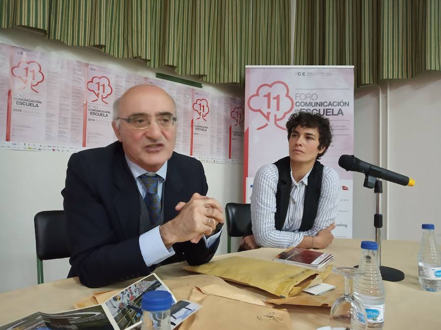 El artista Juan Méjica ha participado en un encuentro con alumnos de Bachillerato organizado por el X Foro Comunicación y Escuela del IES Elisa y Luis Villamil de Vegadeo. Además de compartir sus experiencias con los jóvenes, el pintor y escultor ha creado con ellos una nueva obra.