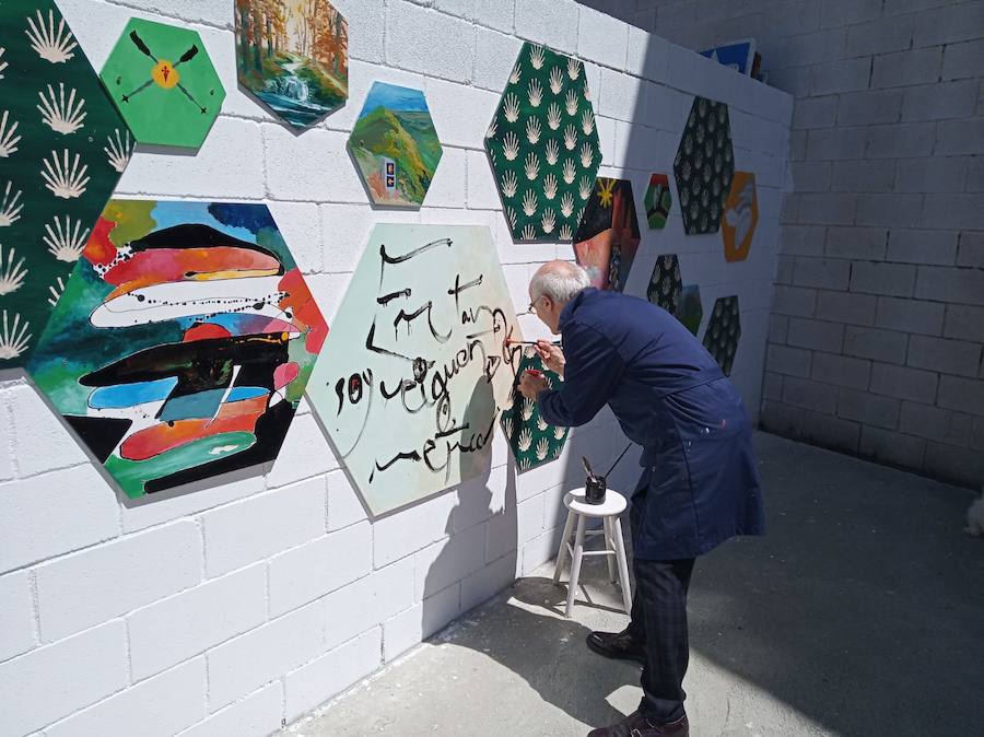 El artista Juan Méjica ha participado en un encuentro con alumnos de Bachillerato organizado por el X Foro Comunicación y Escuela del IES Elisa y Luis Villamil de Vegadeo. Además de compartir sus experiencias con los jóvenes, el pintor y escultor ha creado con ellos una nueva obra.