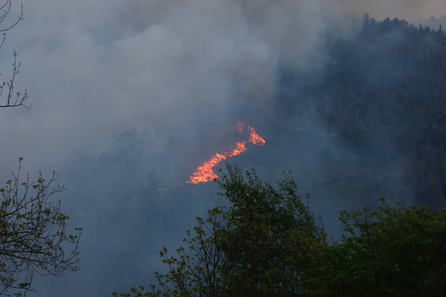 Los fuertes vientos han provocado que el humo se extendieran incluso sobre Gijón, Avilés o la ría de Villaviciosa.