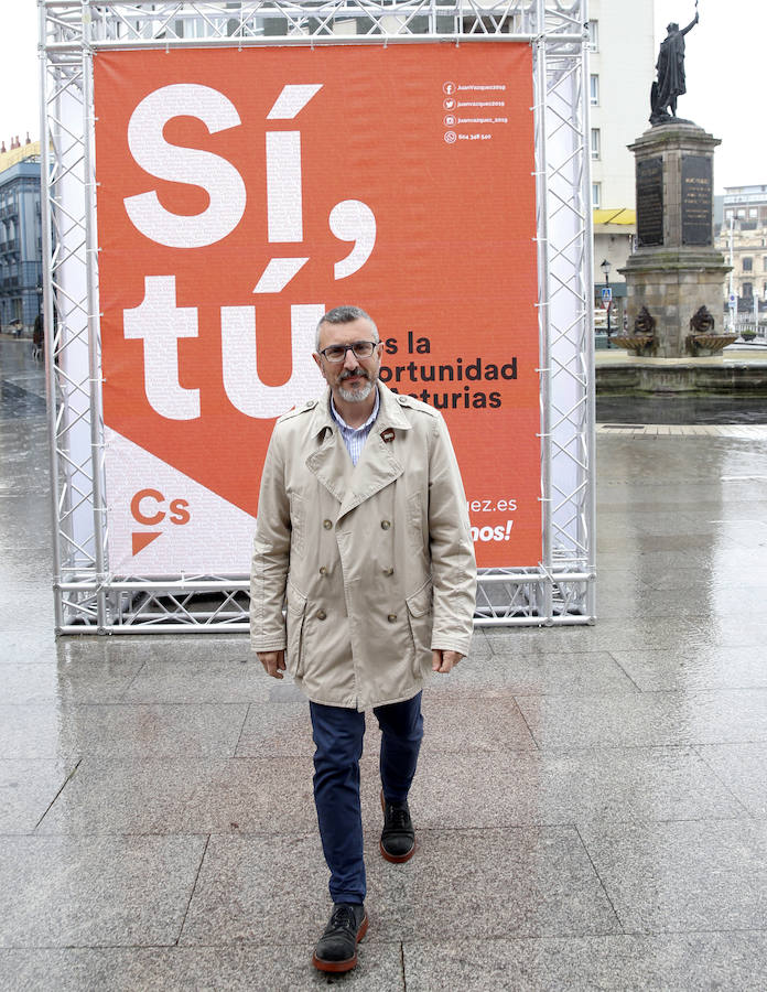 El candidato de Ciudadanos a la presidencia del Principado, Juan Vázquez, inició la campaña electoral en Gijón junto al candidato de la formación a la alcaldía de la ciudada, José Carlos Fernández Sarasola.