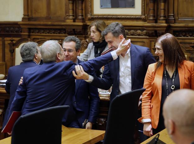 Aurelio Martín (IU) se despide de José María Pérez (PSOE) y Fernando Couto (Foro) al final del Pleno de ayer en presencia de Marina Pineda (PSOE). 