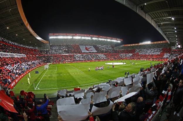 Panorámica de El Molinón, con las luces encendidas, en el homenaje que se le tributó a Quini en el Sporting-Rayo tras su fallecimiento. 