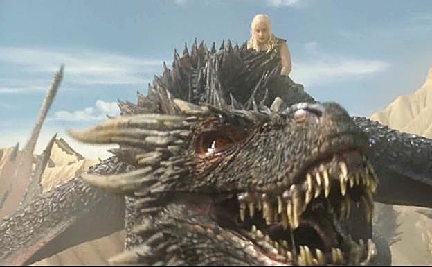 Daenerys monta a Drogon. 