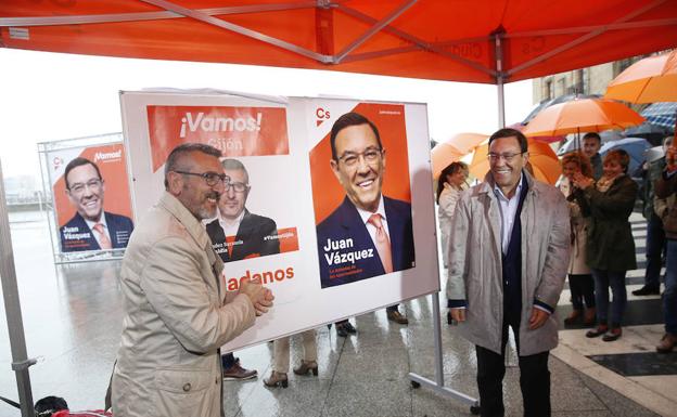 El candidato de Ciudadados en el Principado, Juan Vázquez, junto al de la alcaldía, José Carlos Fernández Sarasola.