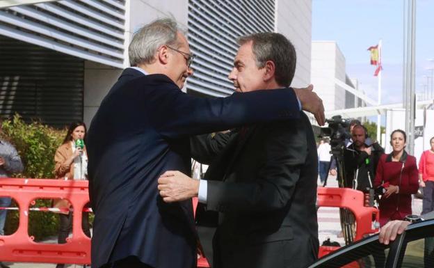 El expresidente del Gobierno, José Luis Rodríguez Zapatero, a su llegada al hospital. 