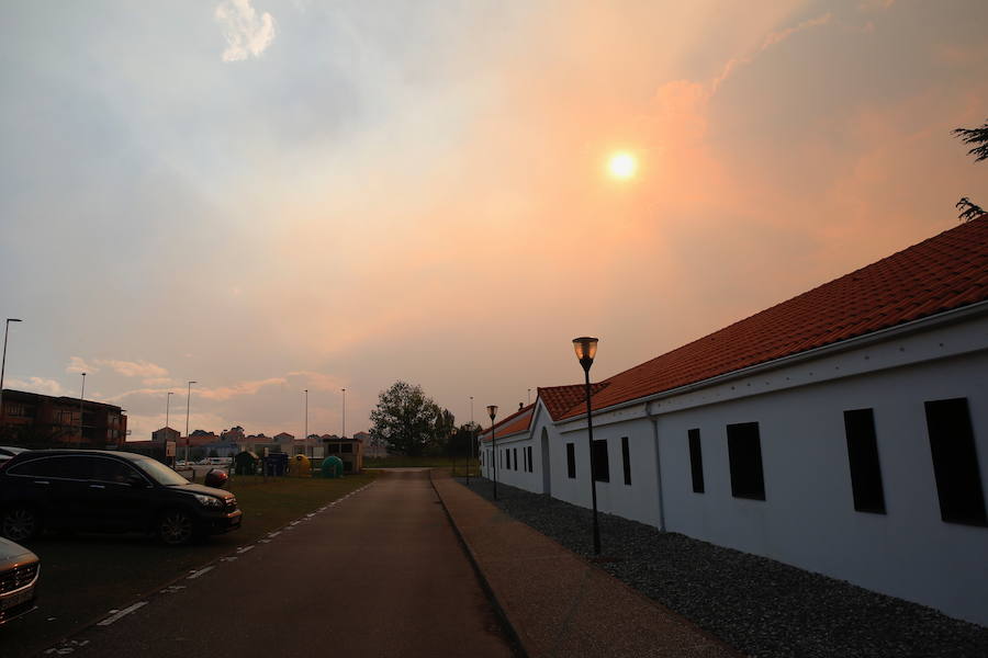 El incendio de Candamo provocó una gran nube de humo que cubrió gran parte del centro de Asturias, como Gijón.