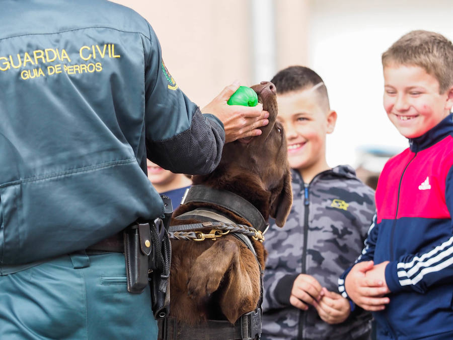 La Guardia Civil ha dado una lección de seguridad ciudadana a los niños del colegio CP Lloreu de Gijón