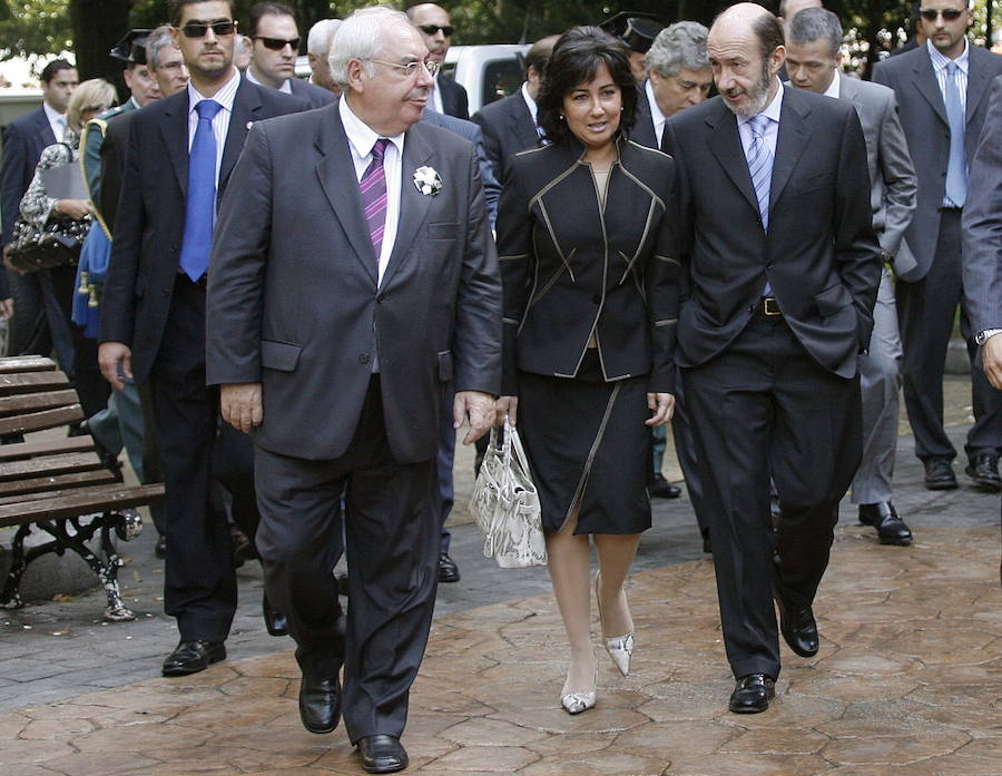 Como vicepresidente o ministro del Interior, como secretario general del PSOE o como un ciudadano que disfrutaba de sus vacaciones de verano en Llanes. Alfredo Pérez Rubalcaba ha mantenido a lo largo de los años una estrecha vinculación con Asturias. 