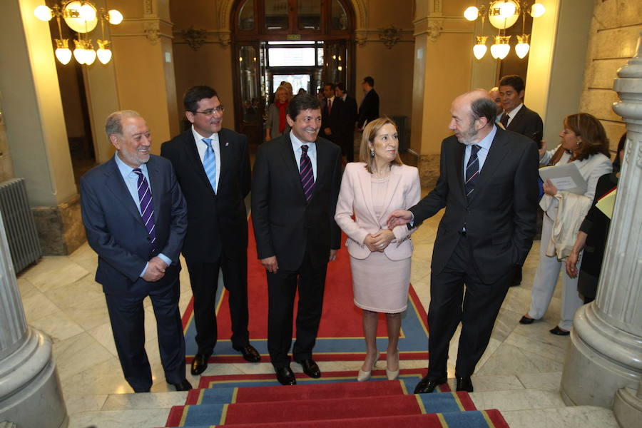 Como vicepresidente o ministro del Interior, como secretario general del PSOE o como un ciudadano que disfrutaba de sus vacaciones de verano en Llanes. Alfredo Pérez Rubalcaba ha mantenido a lo largo de los años una estrecha vinculación con Asturias. 