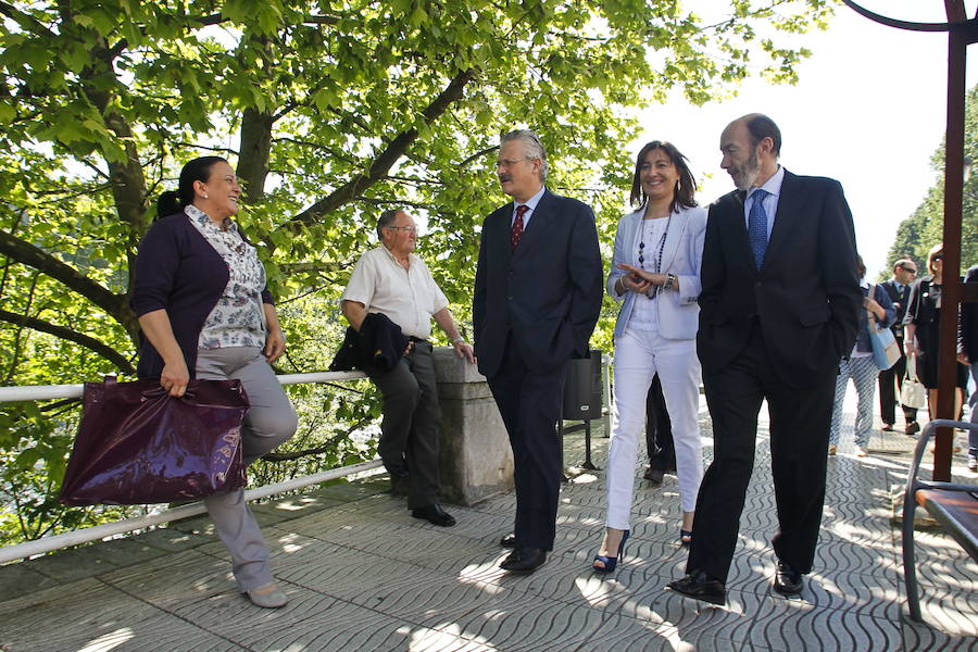 Como vicepresidente o ministro del Interior, como secretario general del PSOE o como un ciudadano que disfrutaba de sus vacaciones de verano en Llanes. Alfredo Pérez Rubalcaba ha mantenido a lo largo de los años una estrecha vinculación con Asturias. 