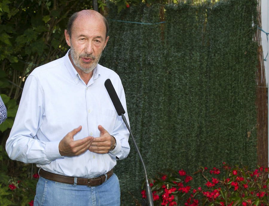 Como vicepresidente o ministro del Interior, como secretario general del PSOE o como un ciudadano que disfrutaba de sus vacaciones de verano en Llanes. Alfredo Pérez Rubalcaba ha mantenido a lo largo de los años una estrecha vinculación con Asturias. 