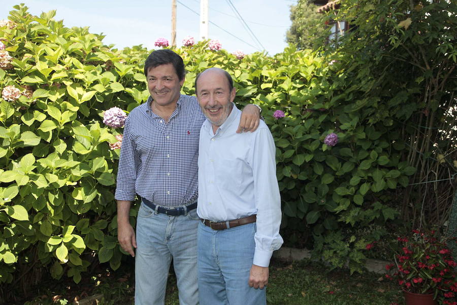 Como vicepresidente o ministro del Interior, como secretario general del PSOE o como un ciudadano que disfrutaba de sus vacaciones de verano en Llanes. Alfredo Pérez Rubalcaba ha mantenido a lo largo de los años una estrecha vinculación con Asturias. 