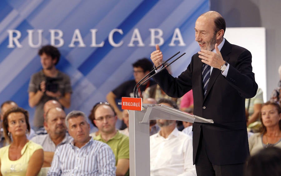 Como vicepresidente o ministro del Interior, como secretario general del PSOE o como un ciudadano que disfrutaba de sus vacaciones de verano en Llanes. Alfredo Pérez Rubalcaba ha mantenido a lo largo de los años una estrecha vinculación con Asturias. 