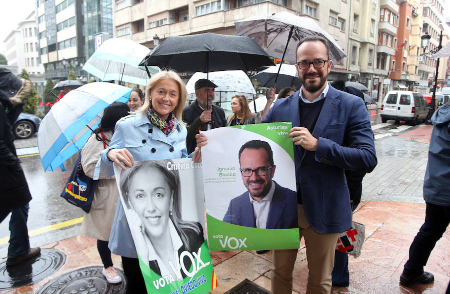 Cristina Coto e Ignacio Blanco, con los carteles electorales. 