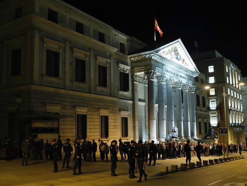 El Congreso de los Diputados ha acogido la capilla ardiente para despedir al exvicepresidente del Gobierno, Alfredo Pérez Rubalcaba. Han acompañado a su viuda, Pilar Goya, los Reyes de España. el presidente del Gobierno, Pedro Sánchez, la presidenta del Congreso, Ana Pastor, y destacados dirigentes socialistas, entre otros.