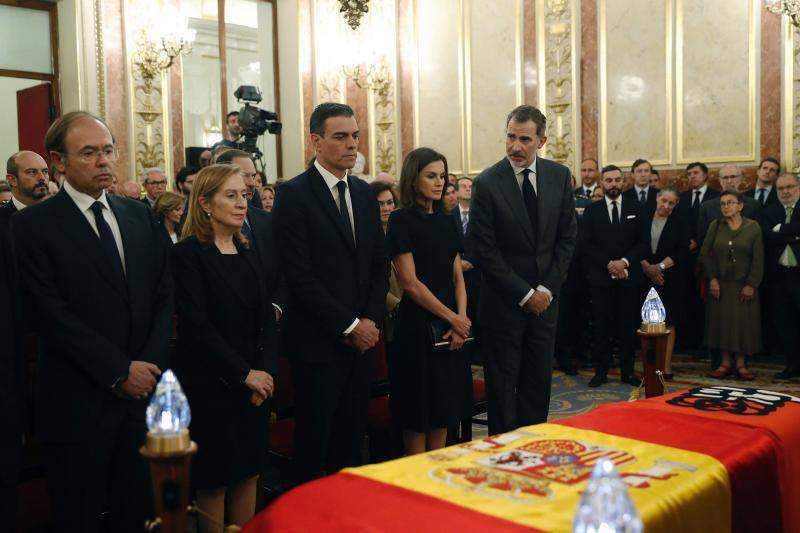 El Congreso de los Diputados ha acogido la capilla ardiente para despedir al exvicepresidente del Gobierno, Alfredo Pérez Rubalcaba. Han acompañado a su viuda, Pilar Goya, los Reyes de España. el presidente del Gobierno, Pedro Sánchez, la presidenta del Congreso, Ana Pastor, y destacados dirigentes socialistas, entre otros.