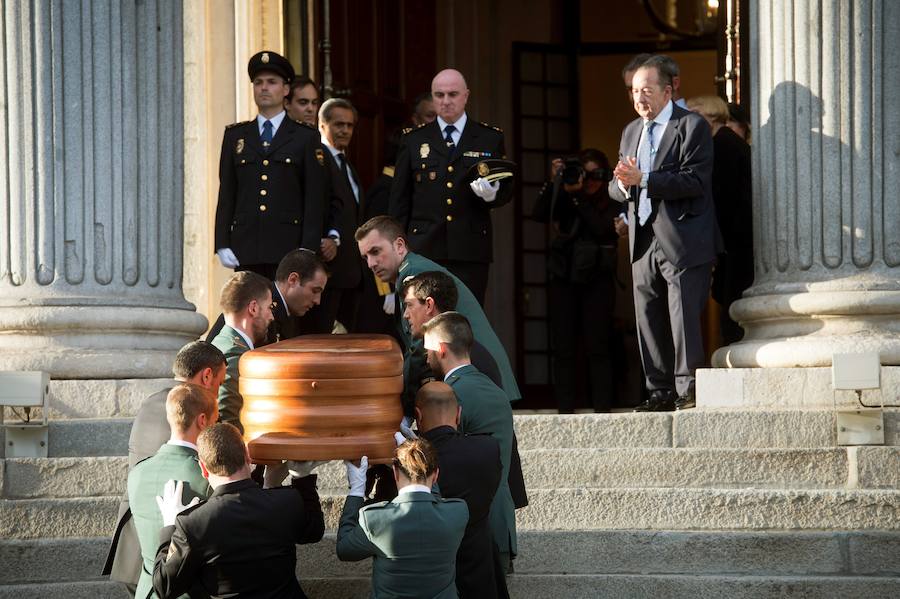 El Congreso de los Diputados ha acogido la capilla ardiente para despedir al exvicepresidente del Gobierno, Alfredo Pérez Rubalcaba. Han acompañado a su viuda, Pilar Goya, los Reyes de España. el presidente del Gobierno, Pedro Sánchez, la presidenta del Congreso, Ana Pastor, y destacados dirigentes socialistas, entre otros.