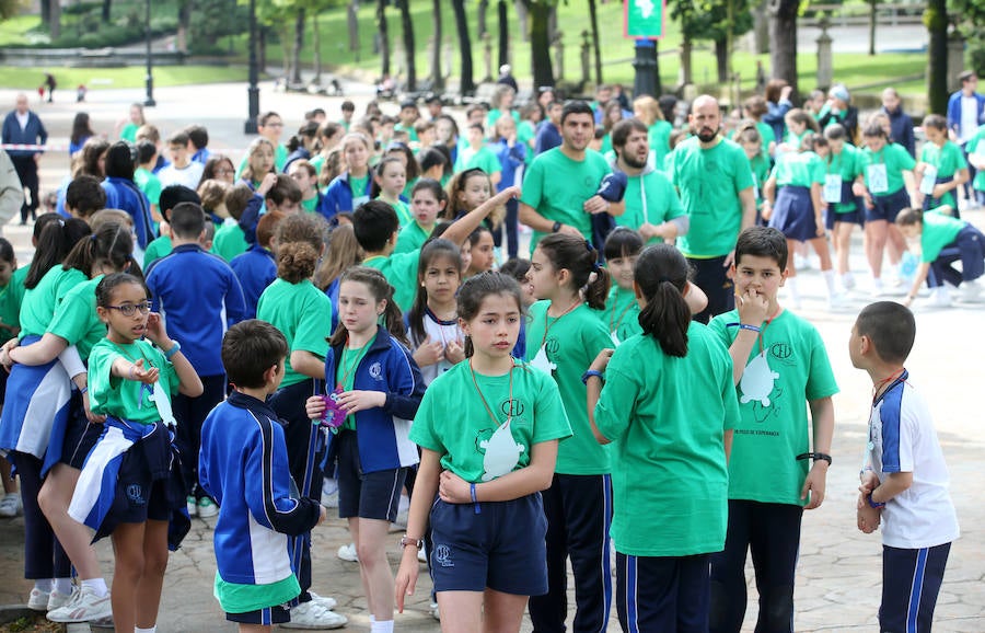 Decenas de niños del colegio de La Milagrosa participaron en una prueba deportiva en el centro de Oviedo 