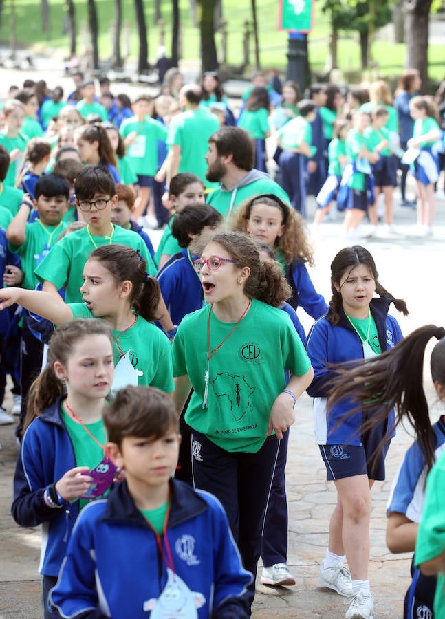 Decenas de niños del colegio de La Milagrosa participaron en una prueba deportiva en el centro de Oviedo 