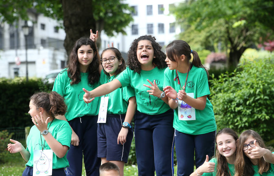 Decenas de niños del colegio de La Milagrosa participaron en una prueba deportiva en el centro de Oviedo 