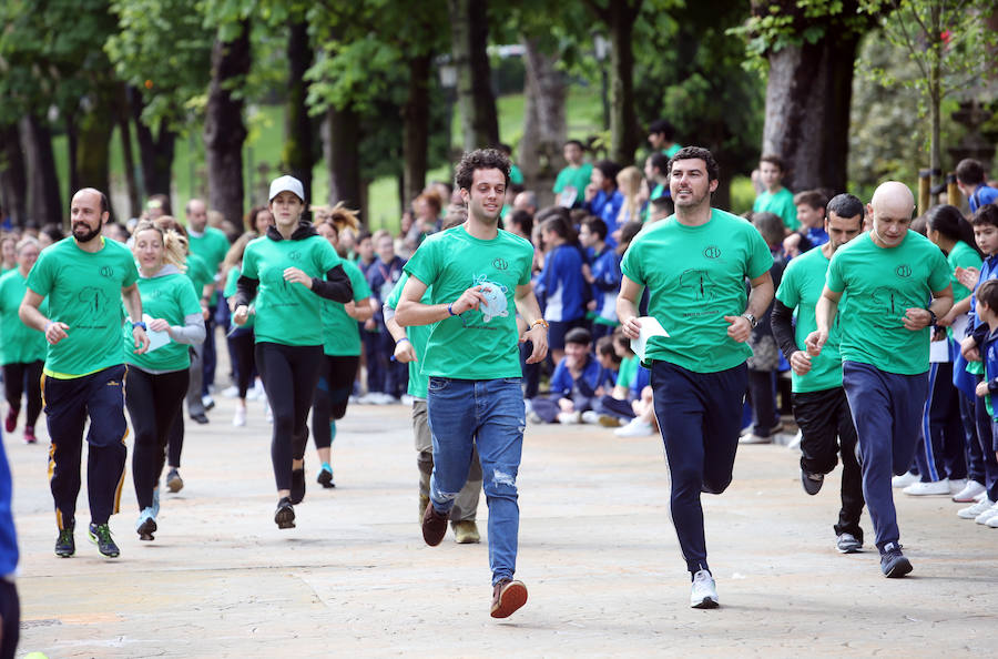 Decenas de niños del colegio de La Milagrosa participaron en una prueba deportiva en el centro de Oviedo 