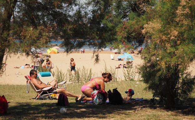 La playa Espasa, en Caravia, tiene un kilómetro de largo y forma parte del camino de Santiago. Además del merendero, cuenta con escuelas de surf por sus olas.