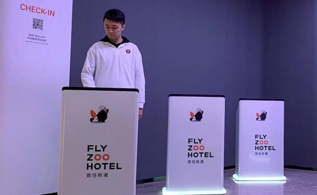 Un hombre se registra en una máquina que capta los rasgos faciales, en el hotel FlyZoo de Hangzhou.