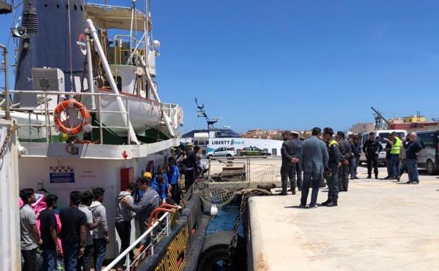 Emigrantes desembarcan de la 'Mare Jonio' en Lampedusa.