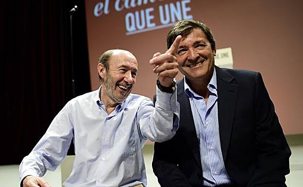Javier Fernández junto a Alfredo Pérez Rubalcaba, en un acto político del PSOE. 