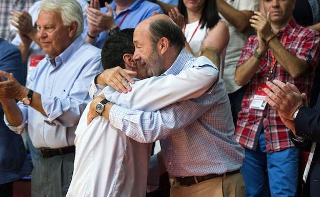 Pedro Sánchez y Alfredo Pérez Rubalcaba se abrazan en un acto político. 