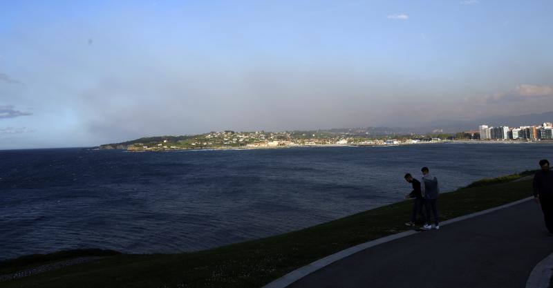 El incendio que afectó a los concejos de Candamo, Grado y Salas provocó una densa nube de humo que cubrió gran parte del centro de Asturias.