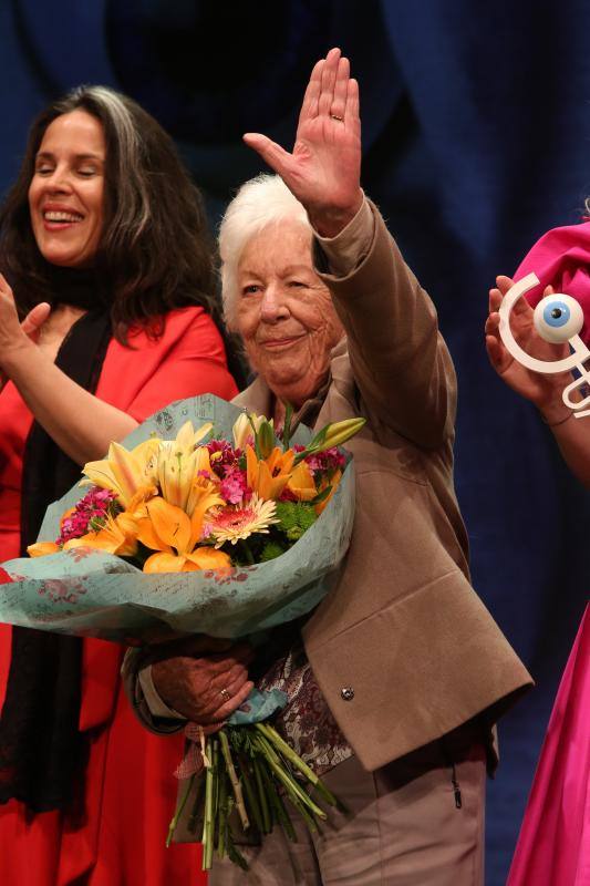 La cuarta edición de los Premios GAVA, que tuvieron lugar en el Palacio Valdés de Avilés, encumbraron a 'Enterrados' y rindieron un especial homenaje a Menchu Álvarez del Valle.